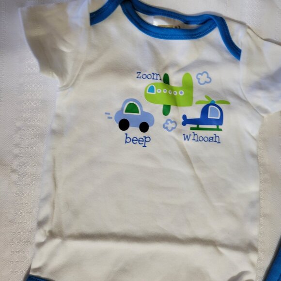 Baby 8 Crazy 8 Up to 7 lb. Bodysuit, bib & Hat set NWT. Mixed Bin Z30 - Picture 2 of 3
